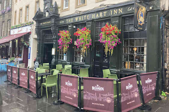 Uteserveringarna ekar tomma i regnet