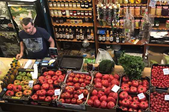 I den vackra, gamla saluhallen Hala Targowa kan man köpa frukt, grönsaker och mycket mer
