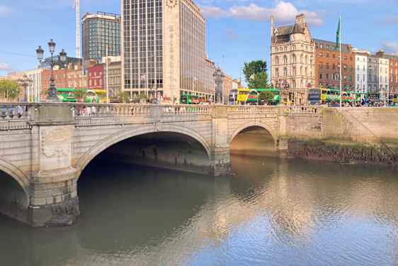 Bro och hus i centrala Dublin.