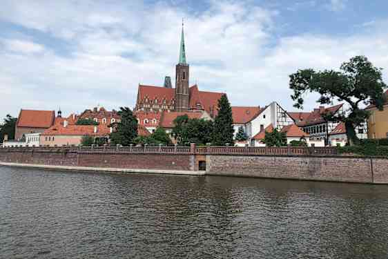 På en flodkryssning får du se staden från vattensidan. Men du kan också cykla längs floden.