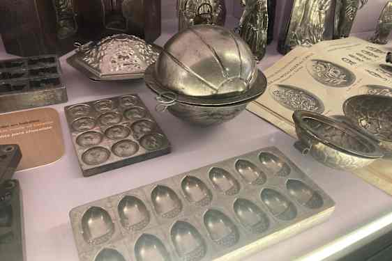 Äldre utrustning för att gjuta chokladfigurer och praliner