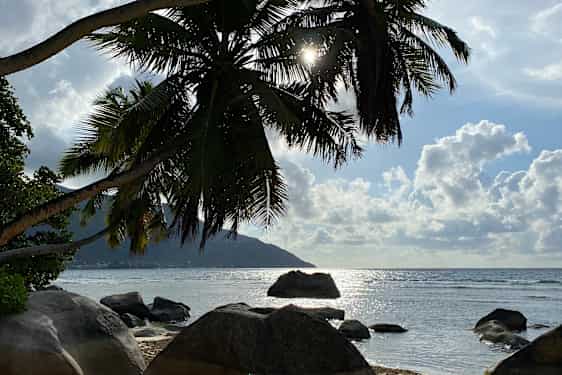 Beau Vallon Beach ligger på Mahes västra sida.