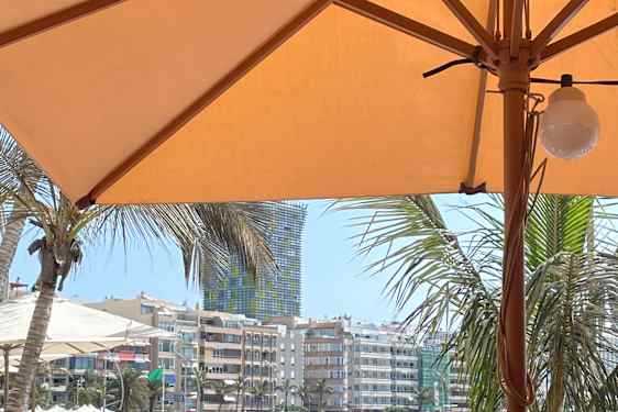 Las Palmas strand Las Canteras sjuder av liv