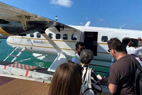 Passagerare köar till sjöflyg