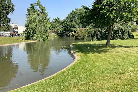 En del av parken som omger Eiffeltornet