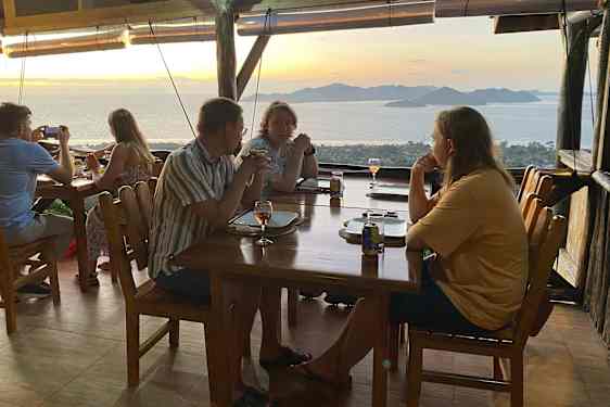 Hela familjen på restaurang på La Digue