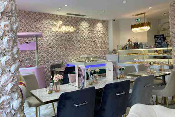 Även insidan är täckt av konstblommor på väggarna