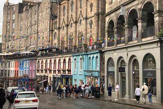 Husfasader i regnbågens färger