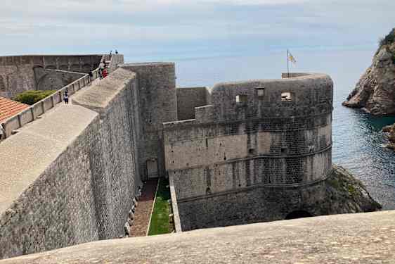 Den välbevarade ringmuren löper runt hela Dubrovniks gamla stad