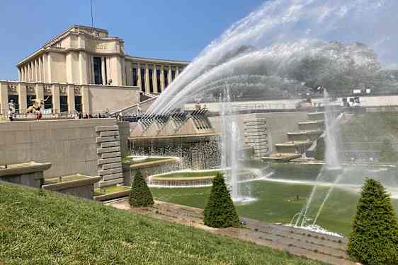 Fontänspel med risk för att bli blöt om vinden går åt fel håll