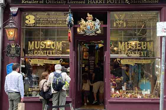 En välfylld Harry Potter-butik