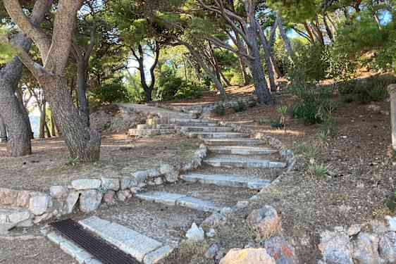 Slingrande gångstigar i Park Gradac