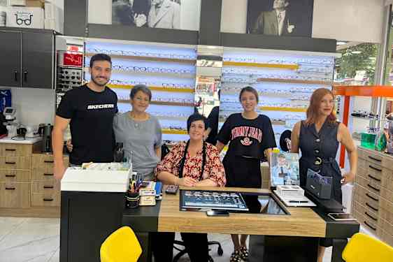 Butikspersonal i en optikerbutik