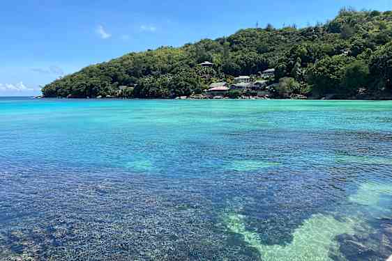 På Praslin är vattnet klart och vackert