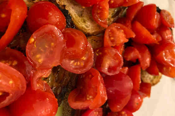 Bruschetta är en fantastisk förrätt. De färska tomaterna smakar av sol och sommar.