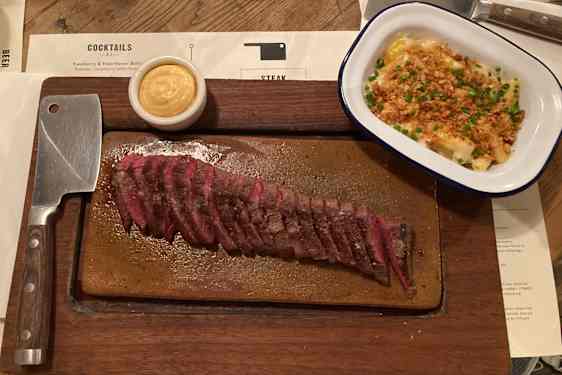 Flat iron steak med Truffled Macaroni Cheese