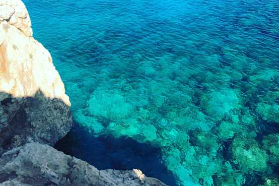 Blue lagoon vid Cape Greco, som man till exempel kan besöka med en katamaran