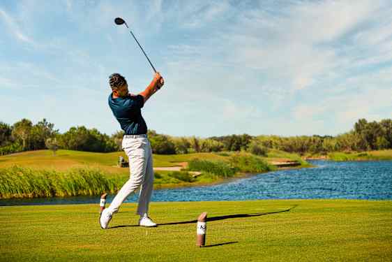 Man slår ut på en golfbana