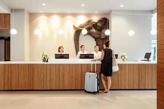 Hotellreception med elefant