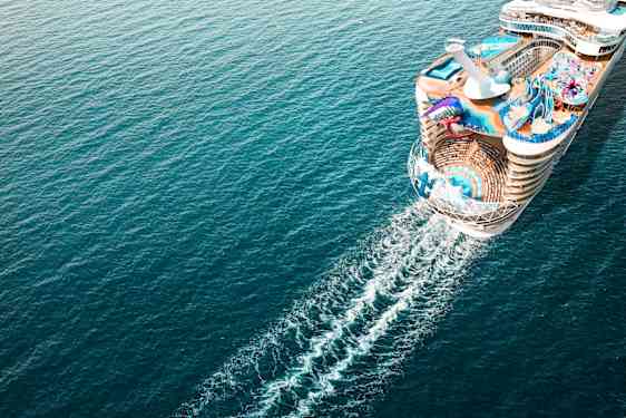 Ett kryssningsfartyg som seglar över havet.