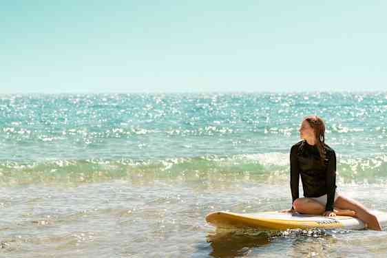 Kvinna på surfbräda