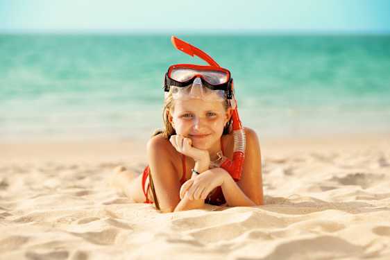 Flicka på strand med cyklop