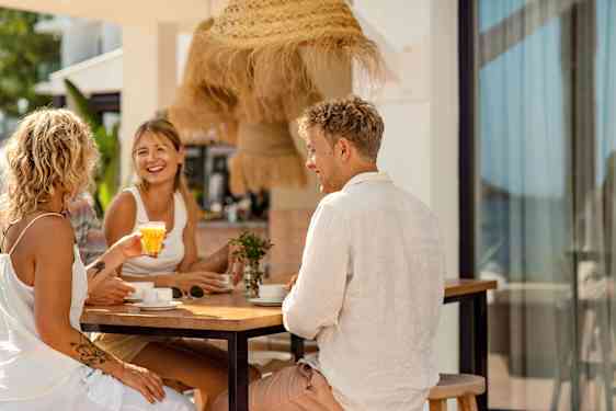 Tre personer vid ett bord