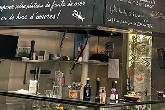 Ta plats i baren eller sätt dig vid ett vinfat och njut av dina ostron
