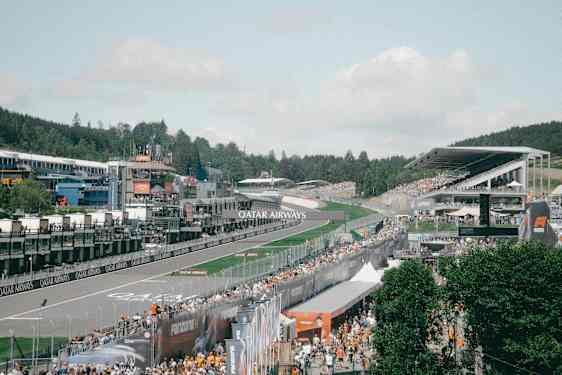 Formel-1 bil på en bana