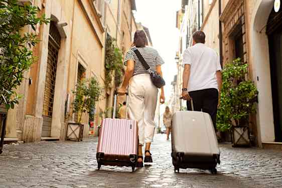 Man och kvinna går med sina väskor