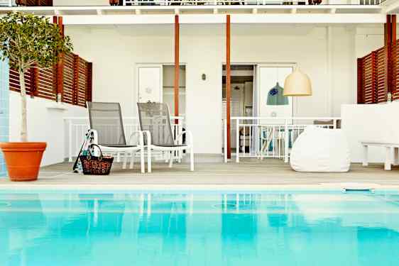 Rum direkt vid poolen på Rhodos
