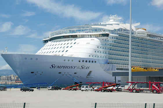 Symphony of the Seas är ett av världens största kryssningarfartyg (skrivet 2018) – hela 362 meter lång och med plats för över 6500 gäster
