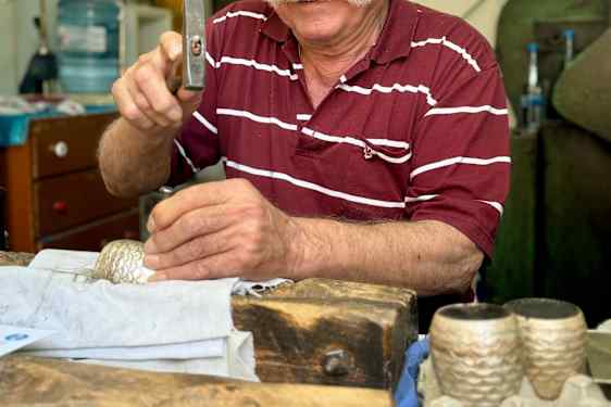 Man arbetetar med hantverk