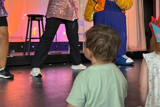 Bernie och showartist dansar minidisco på Sunwing