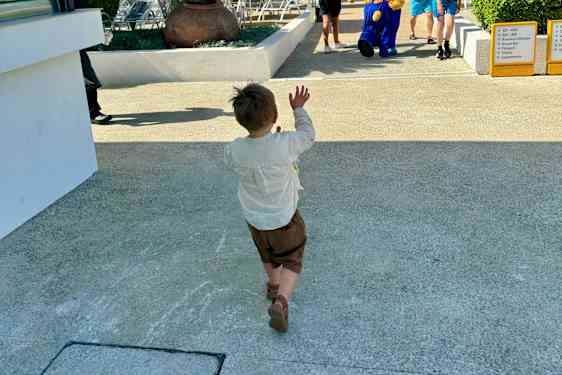 barn hälsar på Lollo och Bernie