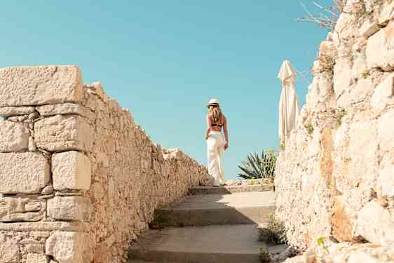 Kvinna går i trappa vid ett LiveEz-hotell