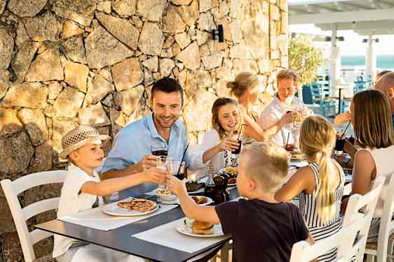 Familj äter middag på Sunwing