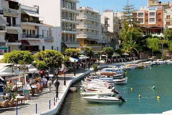 Hamnpromenaden i Agios Nikolaos.