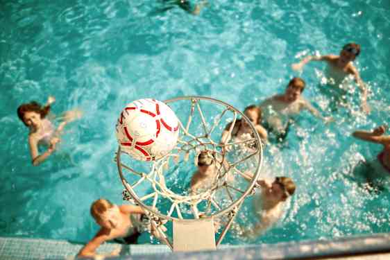 Ungdomar spelar vattenbasket