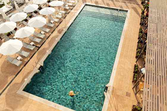 Kvinna badar i pool