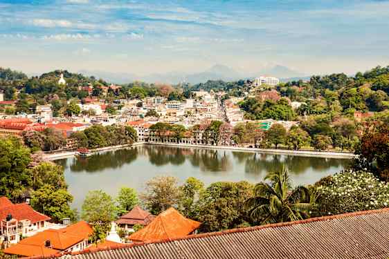 Sjö framför Kandy på Sri Lanka