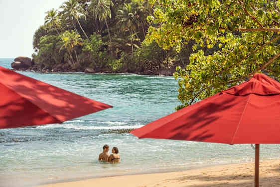 Strand och parasoller på Sri Lanka