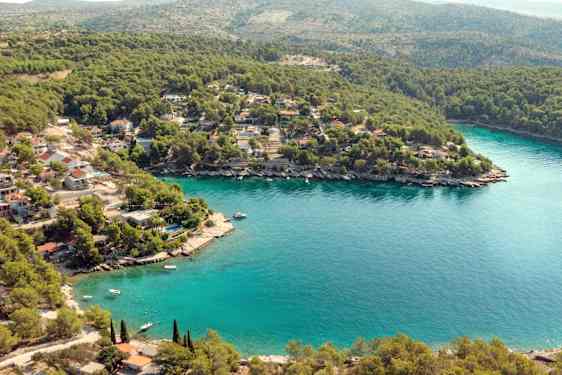 Strandremsa i Kroatien som badar i sol