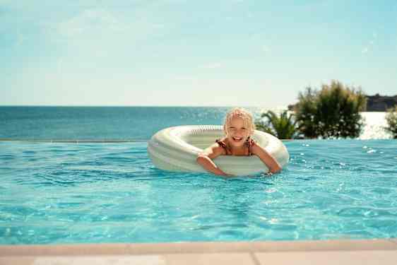 Flicka på badring i pool