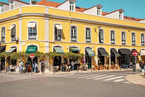 Färgglad byggnad i Lissabon