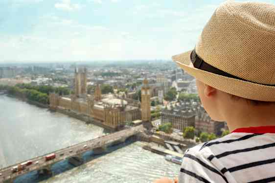 Pojke blickar ut över London