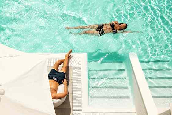 Kvinna i pool