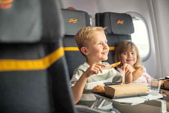 Barn äter ombord Sunclass