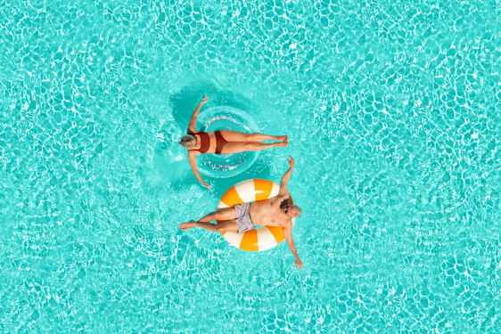 Par i en pool på varsin badring