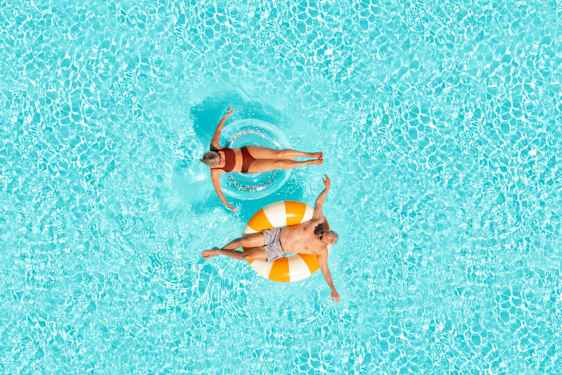 Två personer i en pool på Teneriffa